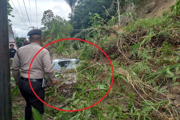 Dalam lingkaran merah, Honda Brio yang terkubur longsor terdiri dari material tanah, batu dan pohon di desa Pancur Napitu, Siatas Barita, Tapanuli Utara, Sumatera Utara