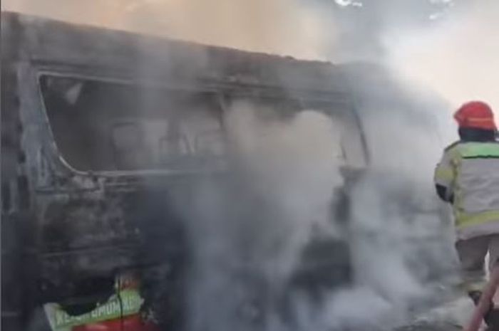 Proses pemadaman api yang membakar habis Isuzu Elf milik KONI kota Bekasi di KM 85 Tol Cipularang