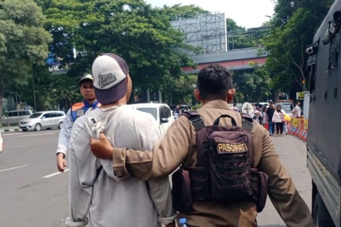 Satpol PP meringkus 10 juru parkir liar Kebun BInatang Surabaya yang mematok tarif parkir mobil Rp 50 ribu