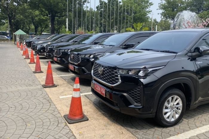 Deretan Toyota Kijang Innova Zenix Hybrid yang terparkir di Balai Kota DKI Jakarta