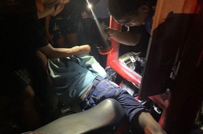 Pengendara Honda Sonic kejepit plang besi di pinggir jalan