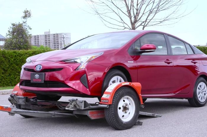 Mobil Hybrid FWD seperti Toyota Prius juga harus diderek dengan roda depan terangkat.