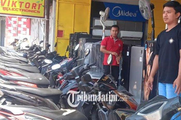 TKP pencurian Honda BeAT milik karyawan toko elektronik Viktori Elektronics di Rambipuji, Jember, Jawa Timur
