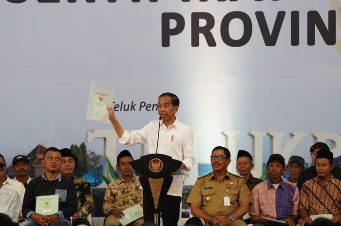 Presiden Joko Widodo serahkan 2.000 sertifikat tanah ke warga Cilacap dan Banyumas di GOR Premium Pertamina Cilacap