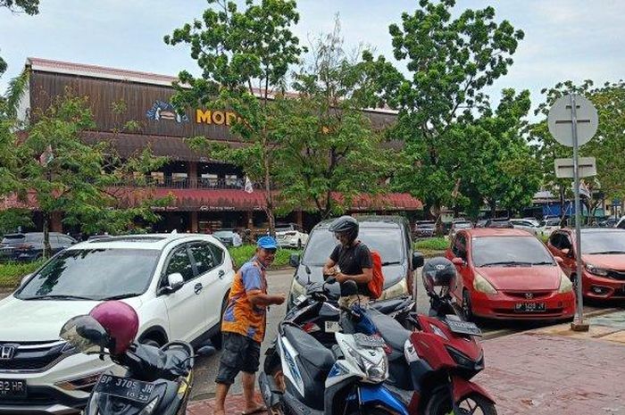 Parkir resmi tepi jalan di kota Batam, Kepulauan Riau