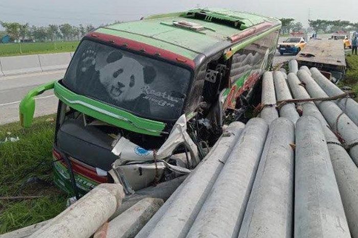 Bus PO Restu Panda tabrak truk trailer muatan paku bumi di tol Ngawi-Solo hingga dua kernet tewas