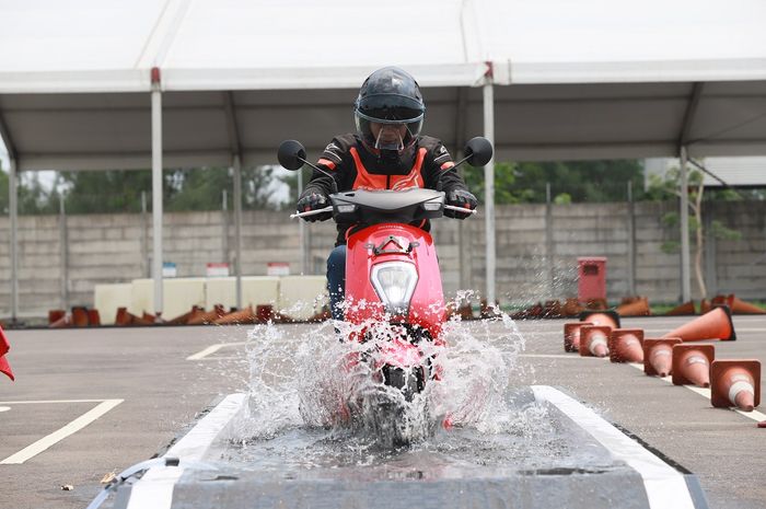 Masuk kolam air, Honda EM1 e: masih bisa menghadapi genangan hingga 30 cm