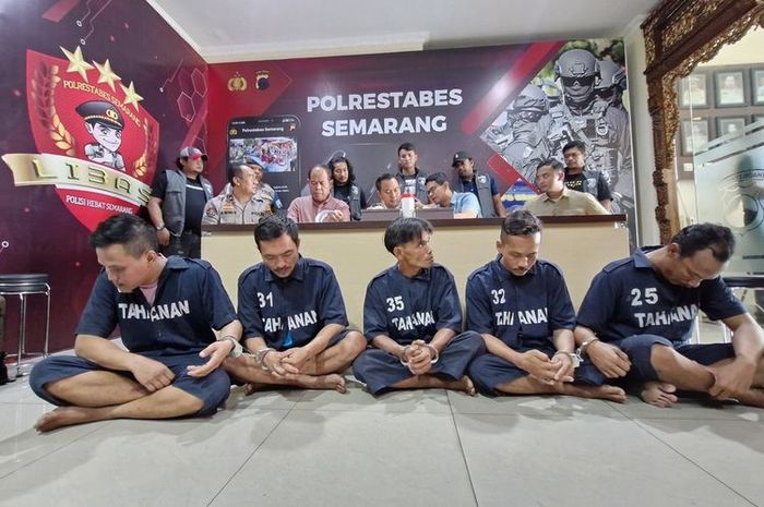 Polrestabes Semarang meringkus komplotan maling dan penadah tiang pemancar milik Polri untuk SIM Online dan tilang elektronik