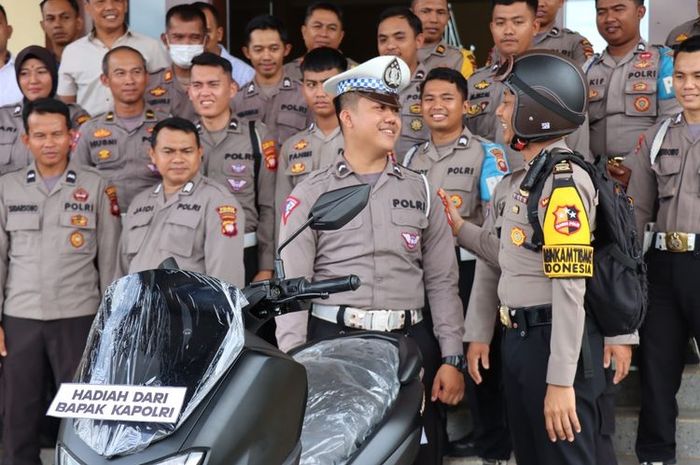 Pak Bhabin Indonesia, Ipda Herman menyerahkan Yamaha NMAX kepada Bripda Novrando, kado dari Kapolri Jenderal Listyo Sigit Prabowo