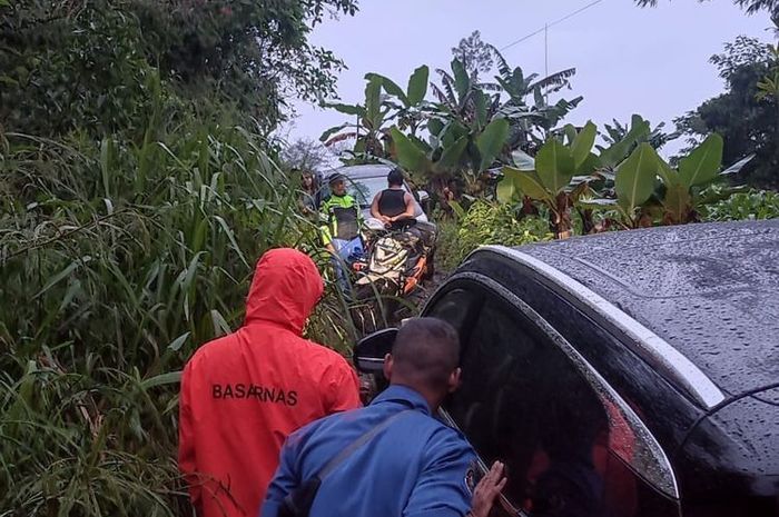 BPBD dan Damkar mengevakuasi 2 mobil rombongan 10 warga Bekasi, Jawa Barat yang disesatkan Google Maps ke Hutan Wonosobo