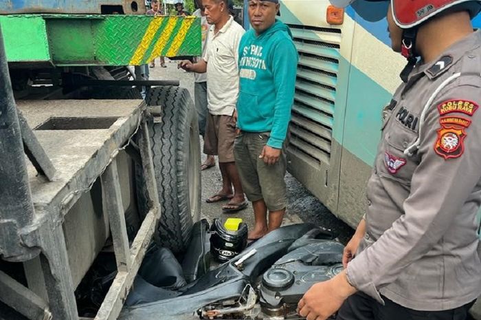 Yamaha Aerox milik Bripda Novandro jadi ganjalan agar bus tidak mundur