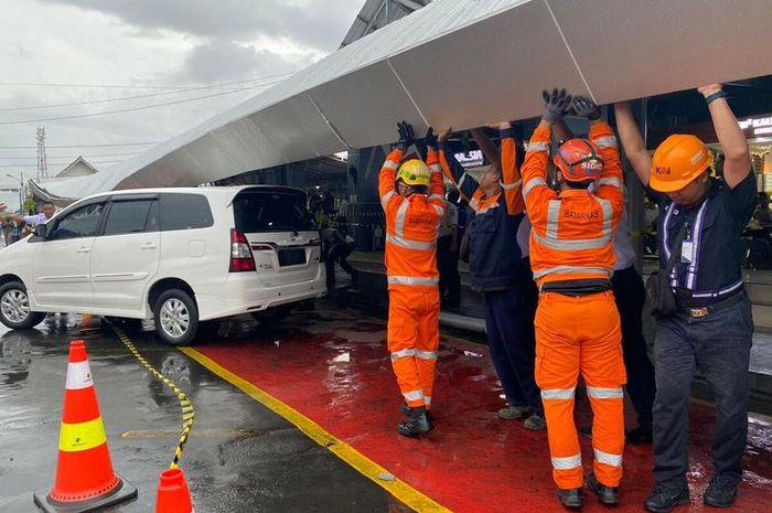 Petugas KAI dan Basarnas mengevakuasi Toyota Kijang Innova yang ikut tertimpa kanopi ambruk di drop zone selatan Stasiun Tugu Yogyakarta