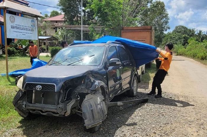 Toyota Rush milik BPBD Nunukan Kalimantan Utara hancur, part bodi tercongkel setelah tabrak trotoar