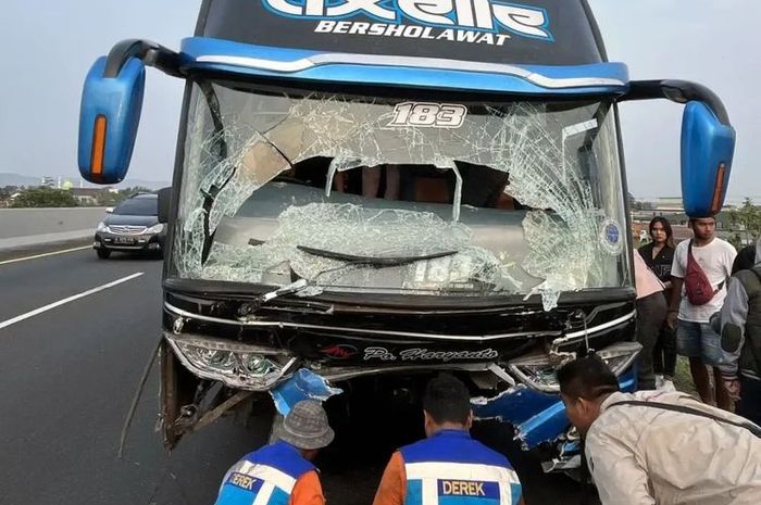 Bus PO Haryanto tabrak Mitsubishi Pajero Sport di tol Batang