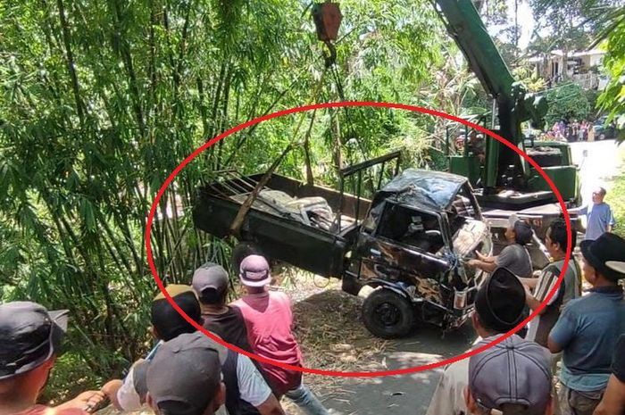 Mitsubishi L300 diangkat crane dari dasar sungai sedalam 5 meter di desa Jambesari, Giri, Banyuwangi