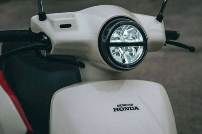 wujud skutik retro baru Honda NS125LA yang performanya bersaing dengan Yamaha Fazzio