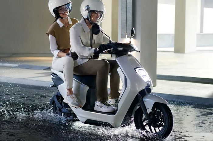 Ilustrasi naik motor listrik Honda EM1 e: saat jalanan basah