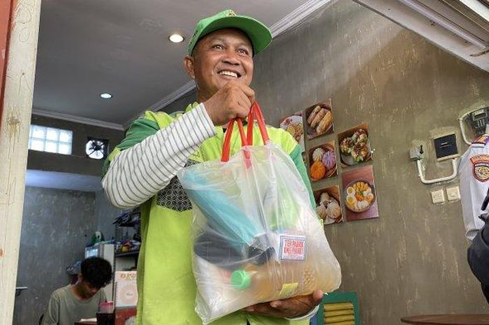 Sarwo Sukendro Putro, Juru Parkir pasar Keranggan kota Jogja yang mendapat penghargaan Pemkot karena dedikasinya