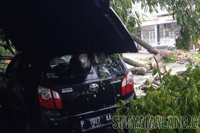 Sultan, pemilik Toyota Agya kaget usai antar ibunya berbelanja. Ketika keluar kaget lihat atap mobil dalam kondisi begini