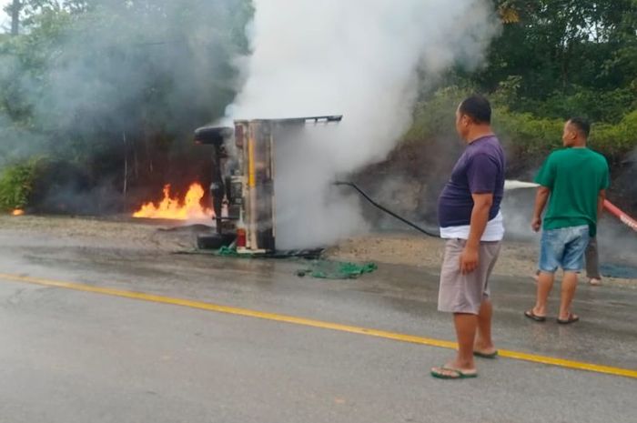 Daihatsu Gran Max terguling lalu terbakar di Tayan Hulu, Sanggau, Kalimantan Barat