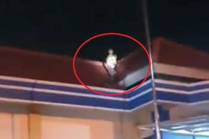 Dalam lingkaran merah seseorang yang tiba-tiba memanjat naik ke atas genteng atap kantor PJR Prambanan, Sleman