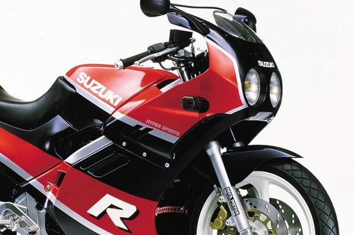 penampakan motor sport fairing Suzuki GSX-R250 yang konfigurasi mesinnya mirip Kawasaki Ninja ZX-25R