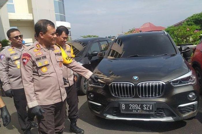 Mobil BWM dan lainya menjadi bukti kejahatan mafia besar jual beli mobil bodong bernama Lengek Squad asal Pati dan Jepara, Jawa Tengah