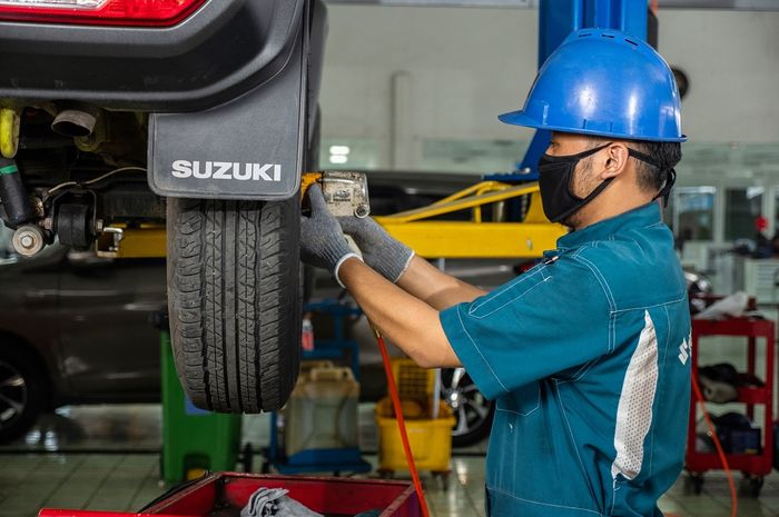 ILUTRASI. Pemeriksaan kondisi ban di bengkel resmi Suzuki