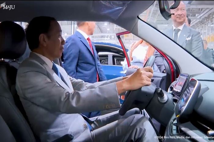Presiden Jokowi saat menjajal mobil listrik VinFast