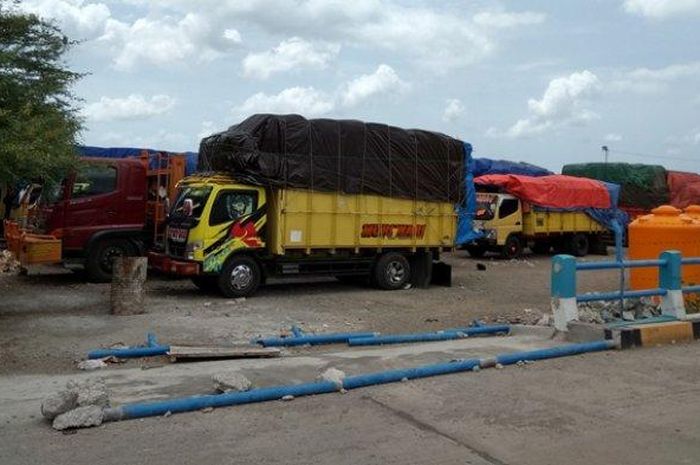 Truk ekspedisi lintas pulau di pelabuhan Bolok Kupang, Nusa Tenggara Timur