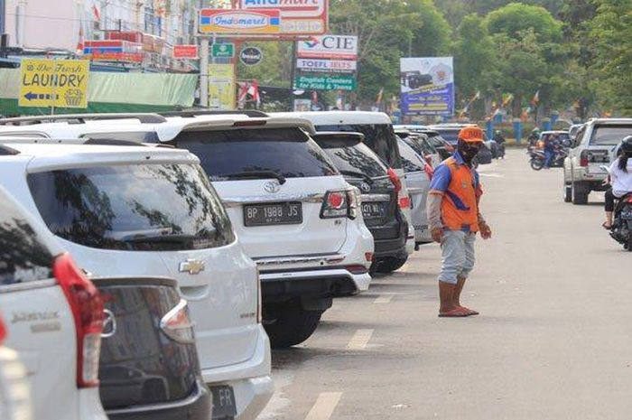 Parkir mobil tepi jalan di kota Batam, Kepulauan Riau