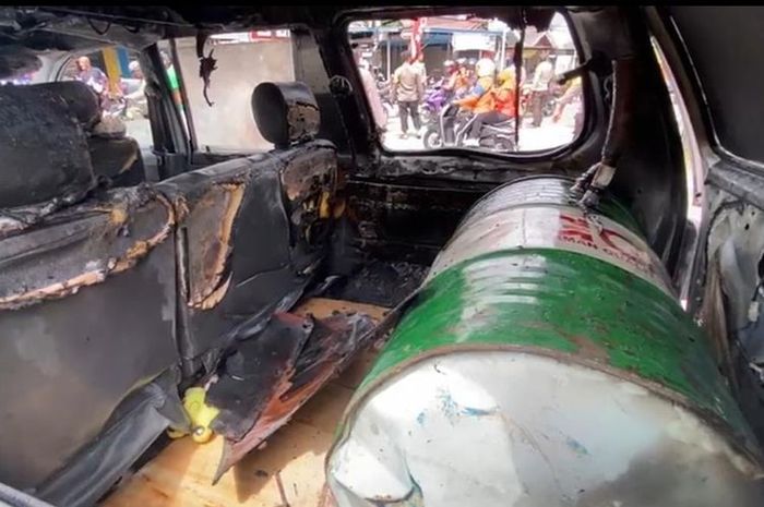 Drum yang dijadikan tangki tambahan di dalam kabin Toyota Kijang Kapsul untuk timbun BBM, tapi meledak di SPBU Putussibau Utara, Kapuas Hulu, Kalimantan Barat
