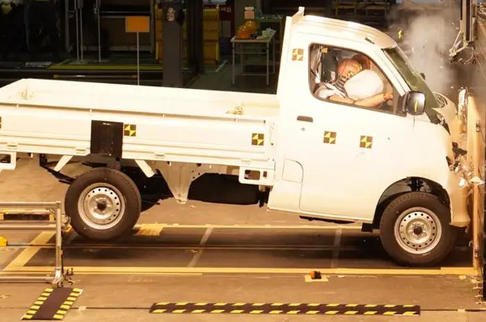 Uji tabrak Daihatsu Gran Max Pickup sebagai bagian investigasi skandal Daihatsu.