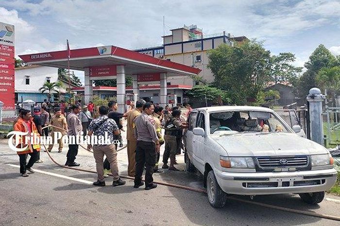Toyota Kijang Kapsul bertangki siluman meledak dan terbakar hebat di pintu keluar SPBU Putussibau Utara, Kapuas Hulu, Kalimantan Barat