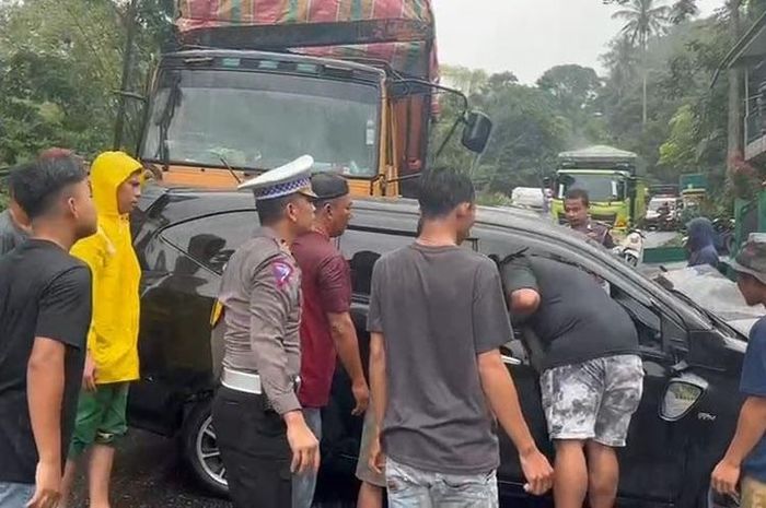 Evakuasi korban tabrakan beruntun satu truk tronton, 3 mobil dan satu motor di Silaiang, Padang Panjang, Sumatera Barat