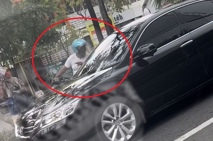 Kaca pintu pengemudi Honda Accord diketuk paksa pria di Surabaya dengan dalih minta uang untuk berobat