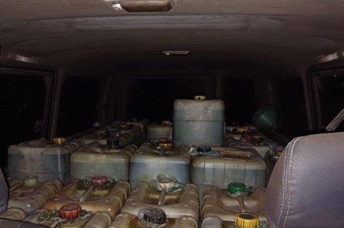 Muatan 1,1 ton Pertalite dalam 55 jeriken plastik di dalam kabin Toyota Kijang Super usai diamankan Unit II Tipidsus Satreskrim Polres Bangka Selatan