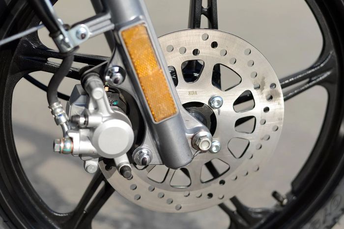 Ini penyebab rem depan motor seret saat dibelokan 