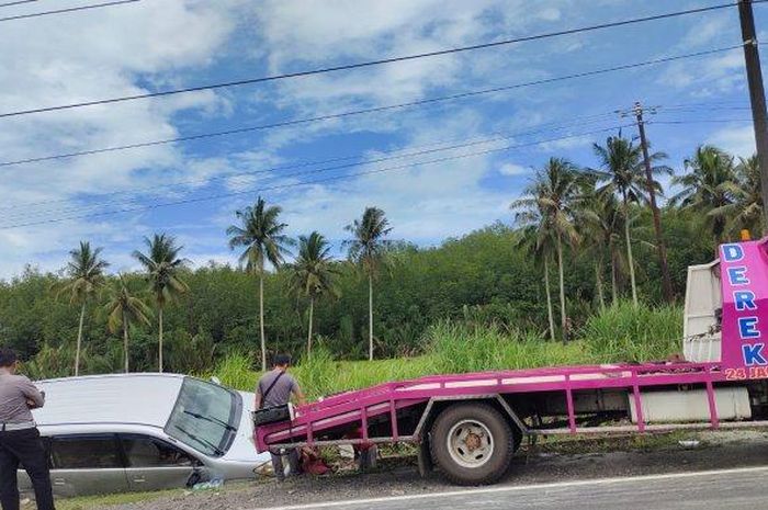 Truk towing hendak mengevakuasi Toyota Avanza yang terjungkal ke areal persawahan di Jl raya desa Penyak, Koba, Bangka Tengah