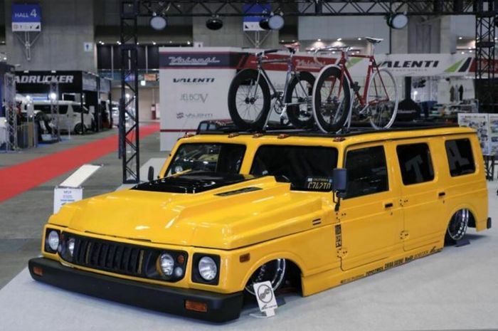 penampakan Suzuki Jimny J1, replika Hummer H1 yang bodinya terbuat daru gabungan dua Suzuki Jimny generasi kedua