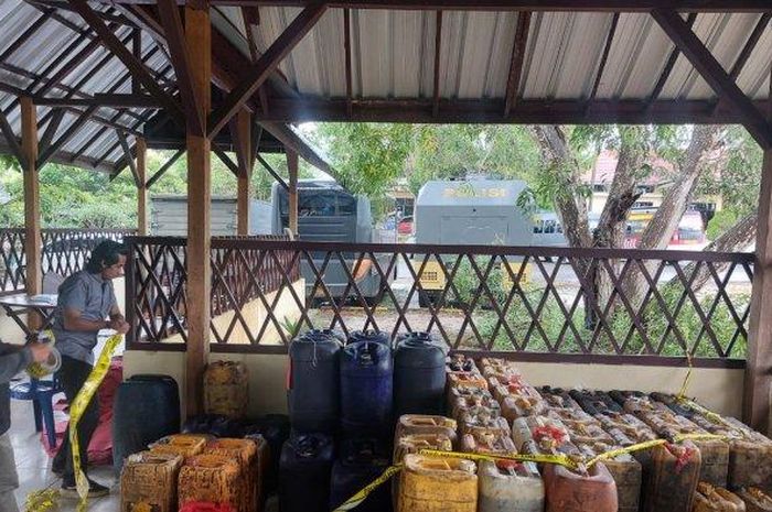 Barang bukti 2,5 ton Solar di dalam 110 jeriken yang ditimbun MR asal Simpang Tempilang, desa Kelapa, Bangka Barat diamankan Polisi