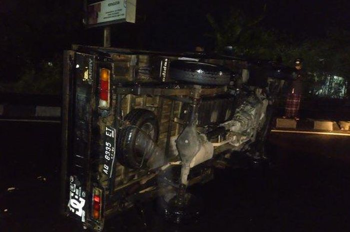 Suzuki Carry pikap terguling usai terseret akibat tabrak pembatas jalan ringroad selatan Yogyakarta