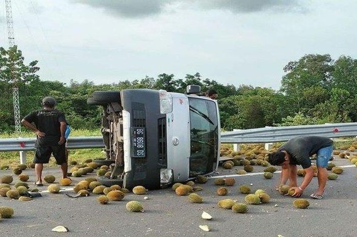 Daihatsu Gran Max pengangkut buah durian terguling di tol Indralaya-Prabumulih