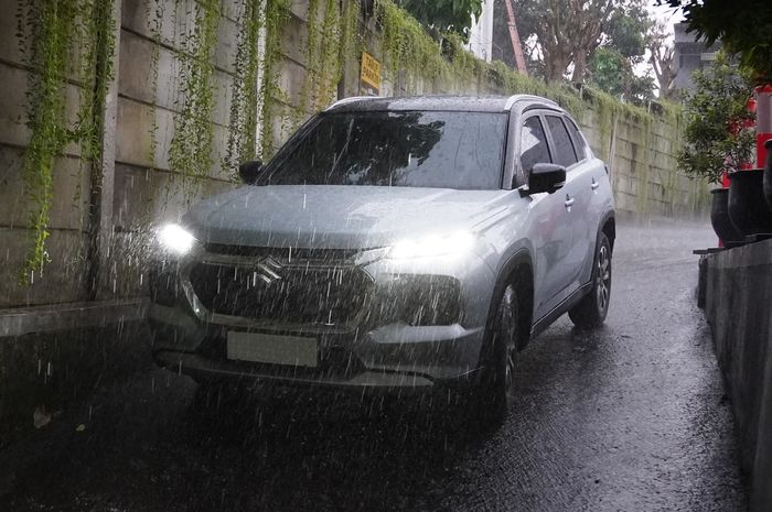 Suzuki Grand Vitara saat musim hujan