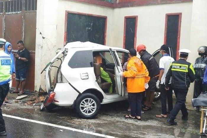 Daihatsu Xenia terparut pilar pagar rumah warga di tepi jalan raya Wates-Purworejo, Kulon Progo