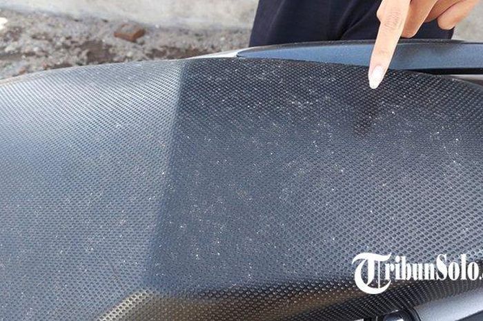 Abu vulkanik letusan Gunung Merapi menempel di jok motor