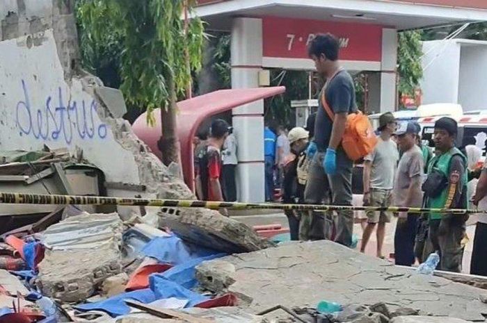 Tembok SPBU Pertamina di Jalan Dr Soepomo di Tebet Barat II Jakarta Selatan yang roboh dan menimpa satu keluarga, Minggu siang, 21 Januari 2024 sekitar pukul 12.00 WIB