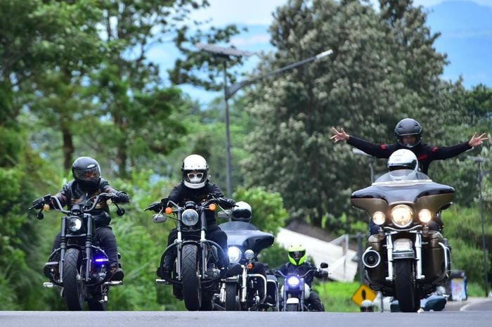 Perjalanan menuju 1st Officer Meeting ini diikuti lebih dari 150 motor Harley-Davidson