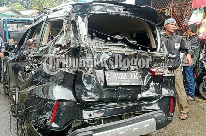 Suzuki XL7 jadi korban tabrakan beruntun di puncak Bogor