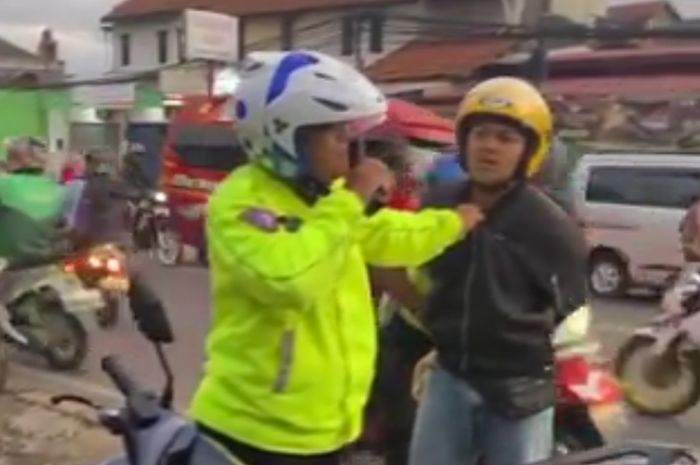 Anggota Polisi rompi hijau dari Satlantas Polres Bandung amankan pemuda mondar-mandir bonceng tiga buang pistol di Cileunyi, kabupaten Bandung. Jawa Barat